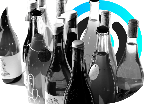 Foto de botellas de una bodega en blanco y negro.