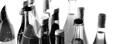 Foto de botellas en una bodega.