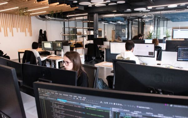 Varias personas trabajando con ordenadores en las oficinas de Zitu.
