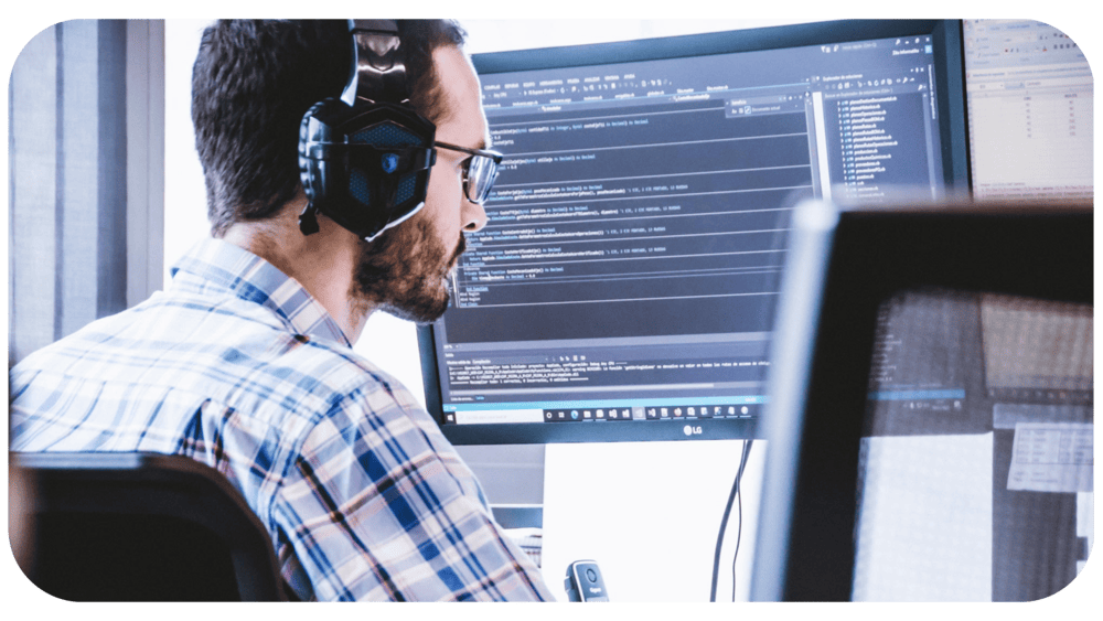 Equip professional treballant amb programari segur certificat en l'Esquema Nacional de Seguretat